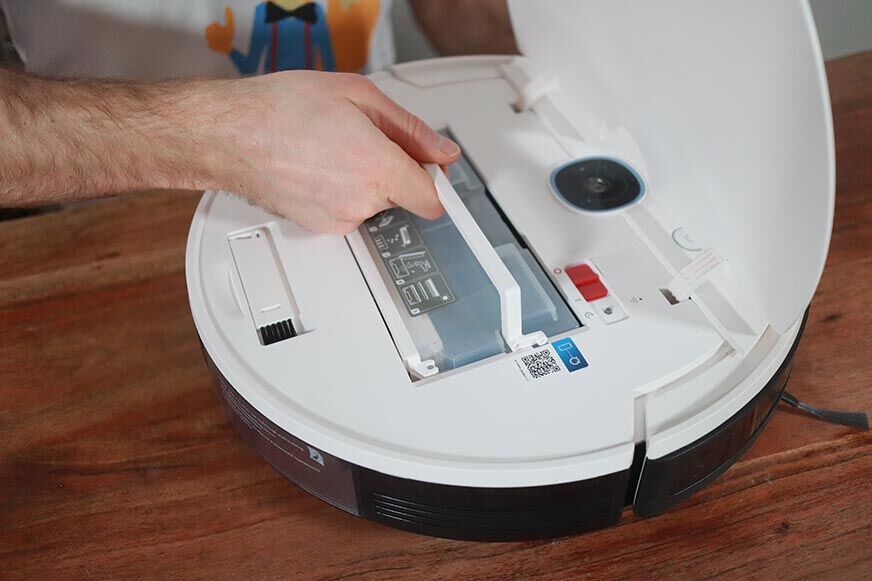 Мусорный бак пылесоса Yeedi Vac Max извлекается за ручку для переноски